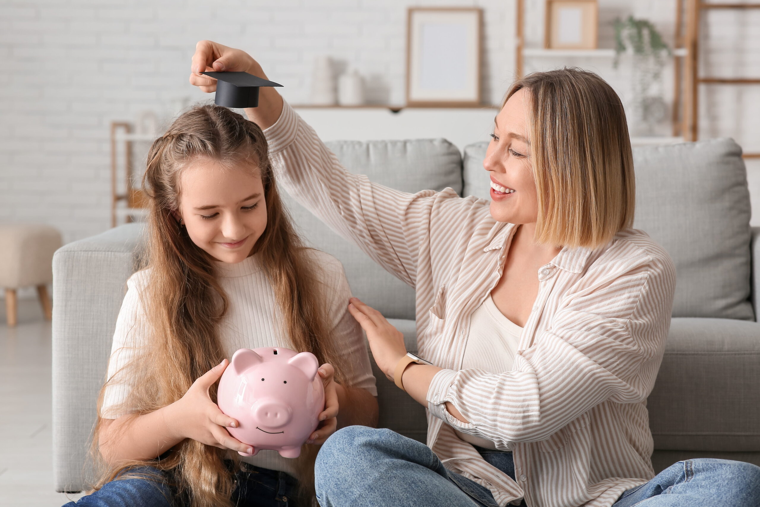 Mère et fille sur un divan