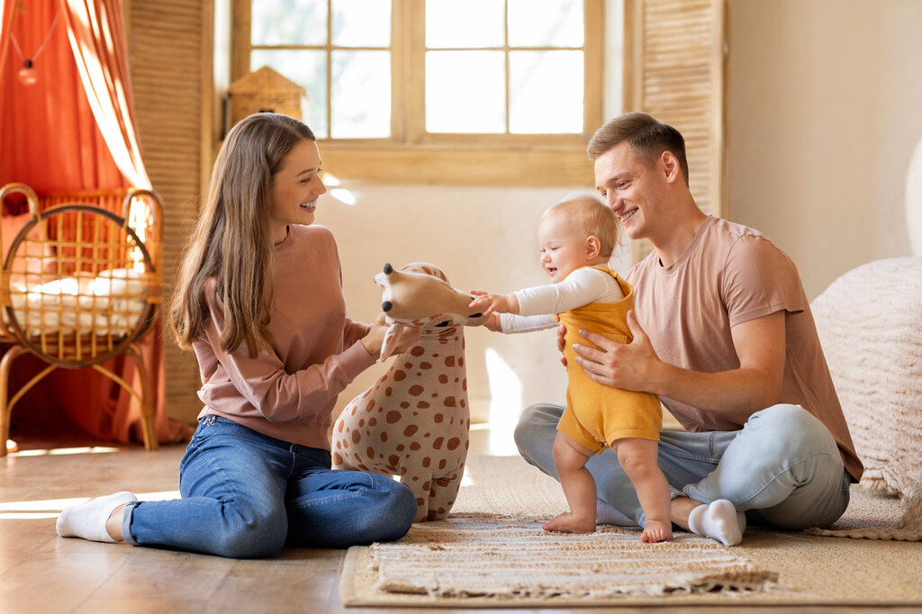 Parents jouant avec leur bébé