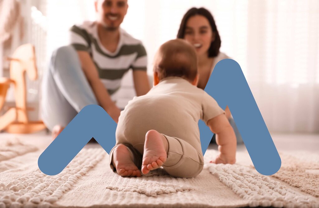Bébé rempant vers ses parents