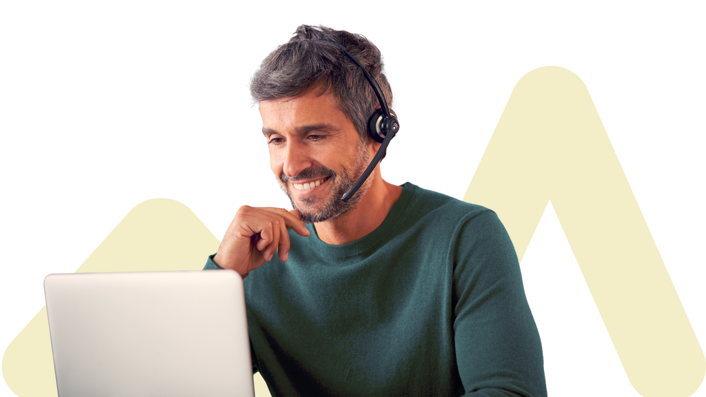 Homme souriant avec casque d'écoute