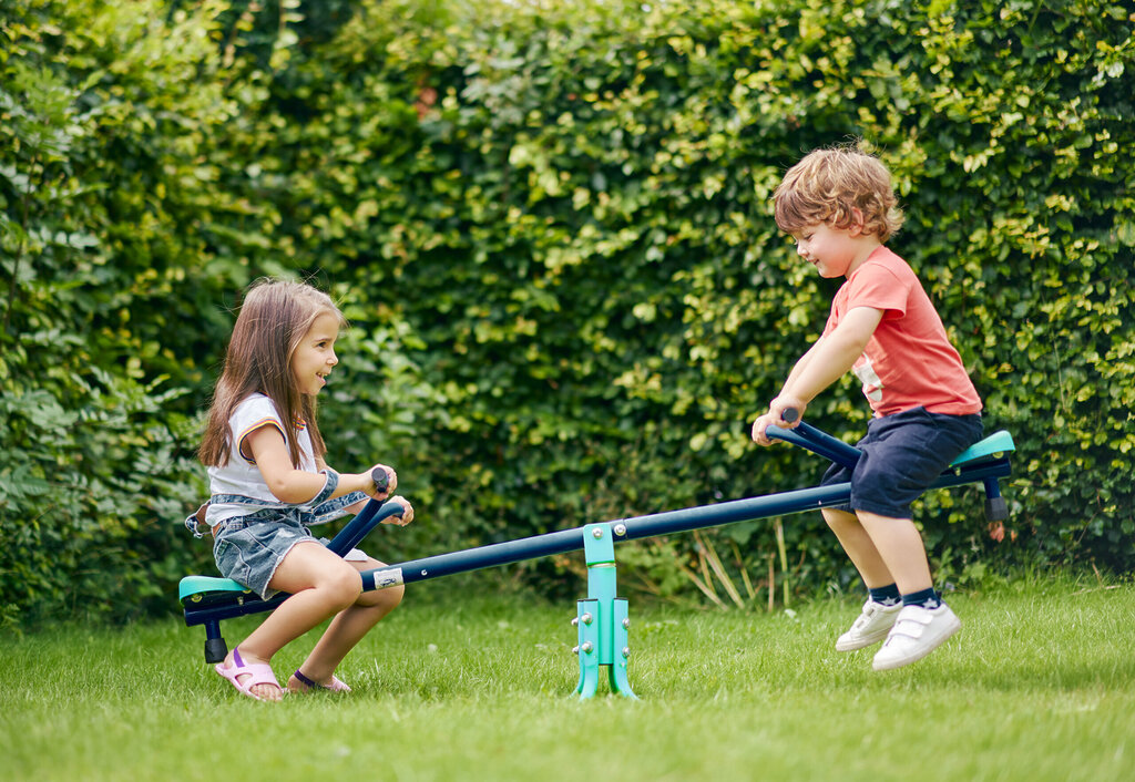 Enfants jouant à la bascule