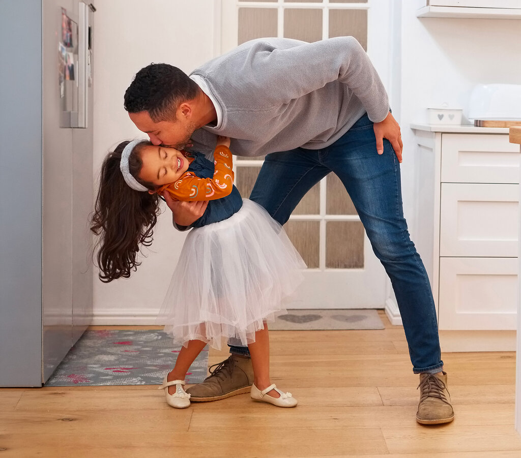 Père embrassant sa fille dans la cuisine