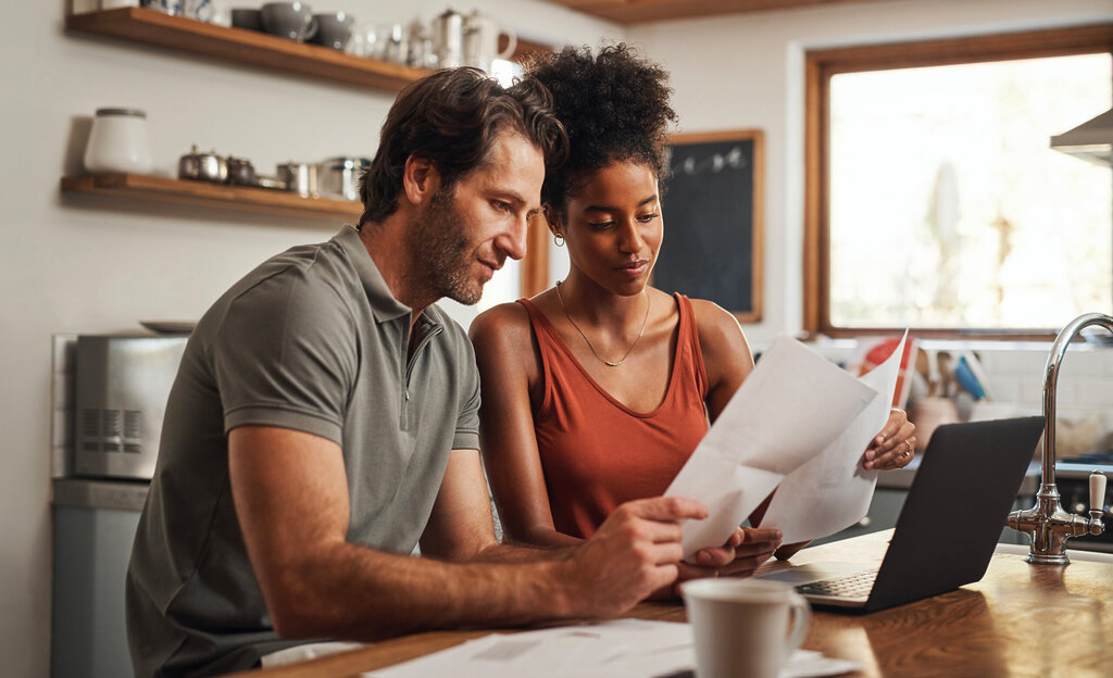 Couple devant un document de finance