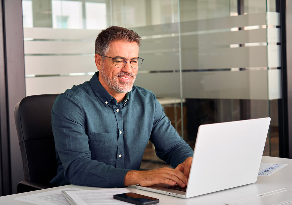 Homme ordinateur bureau