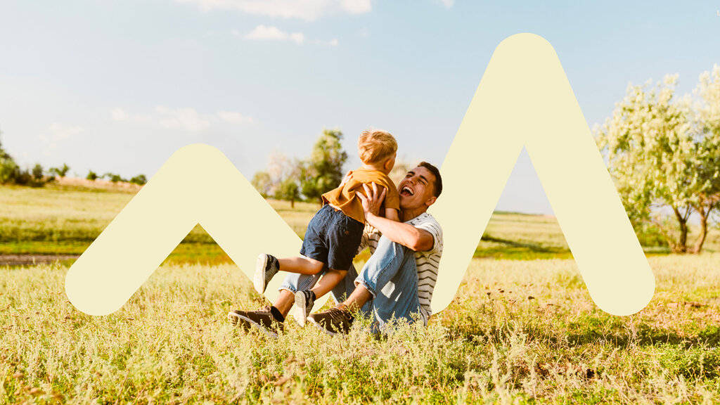 Famille jouant dans l'herbe avec picto jaune