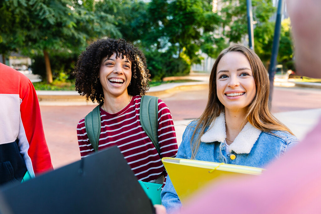 Ados souriant dans la cours d'école