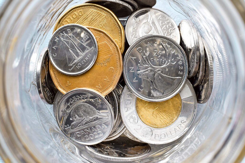 Pièces de monnaies canadiennes dans un pot