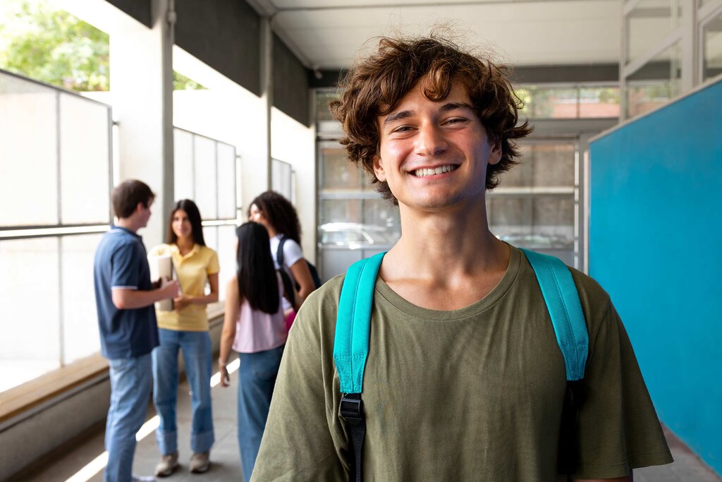 Étudiant avec son sac à dos