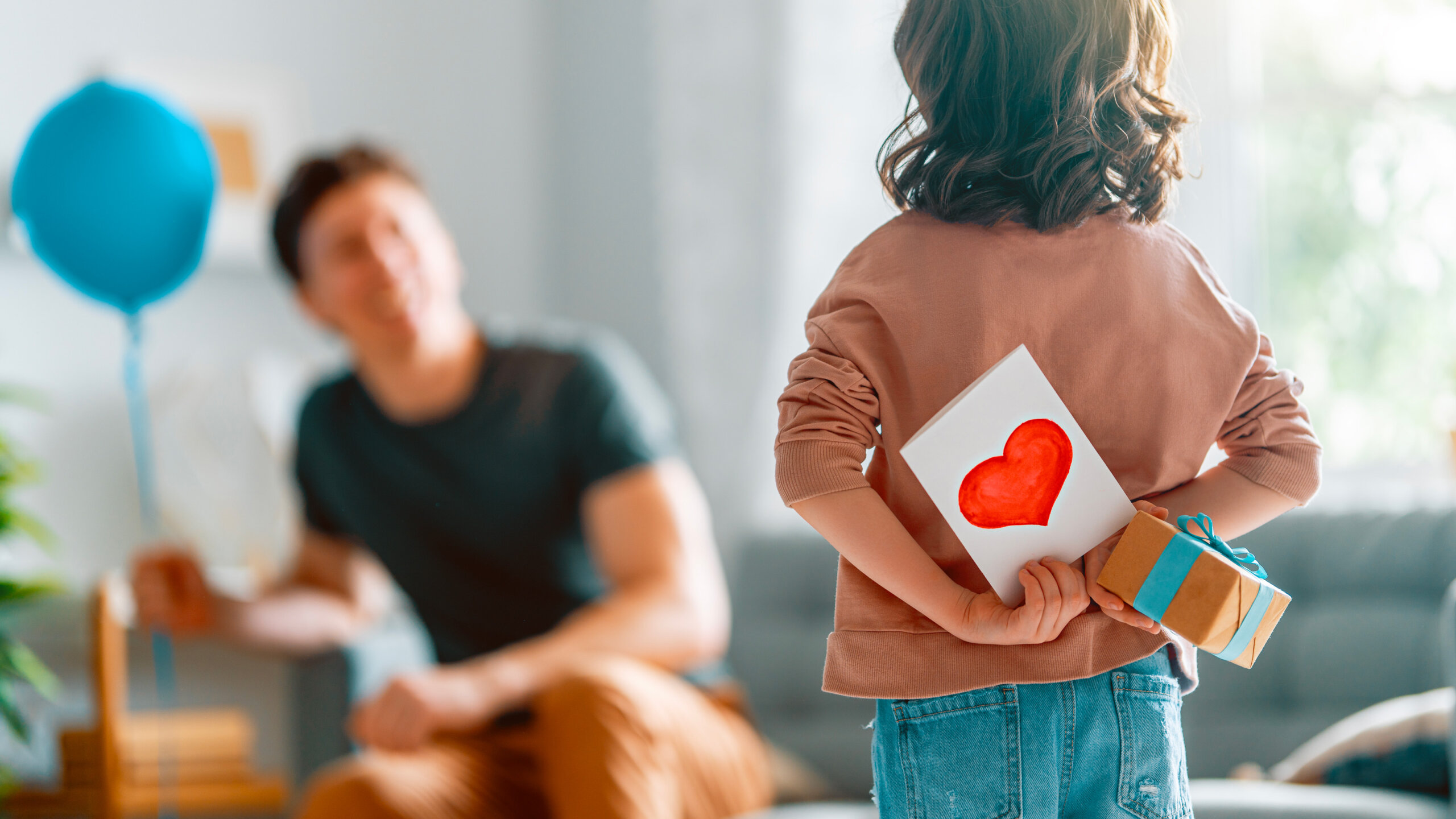 Enfant donne un cadeau