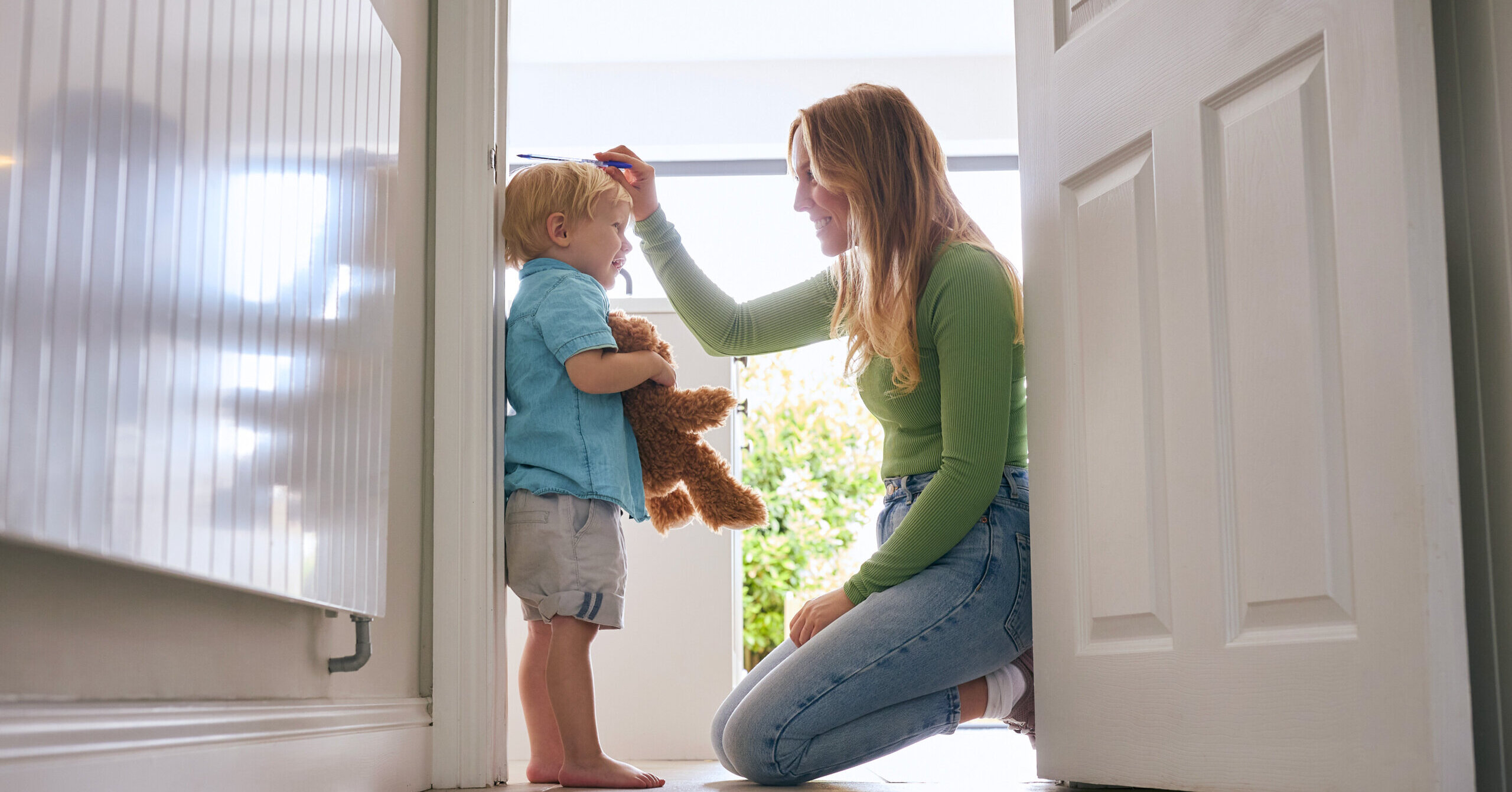 Mère qui mesure son enfant