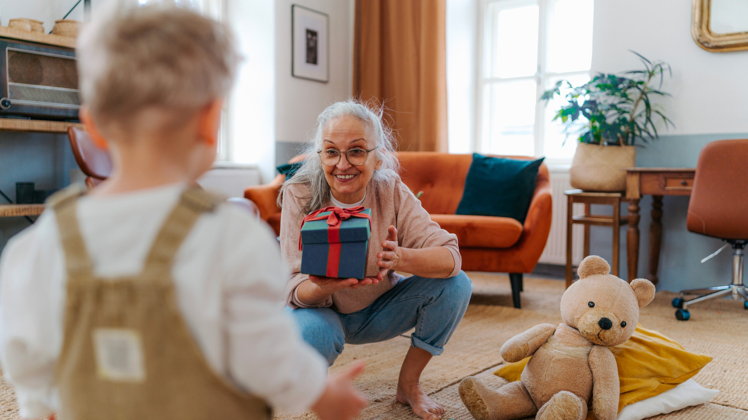 Grand-mère offrant un cadeau à un bambin