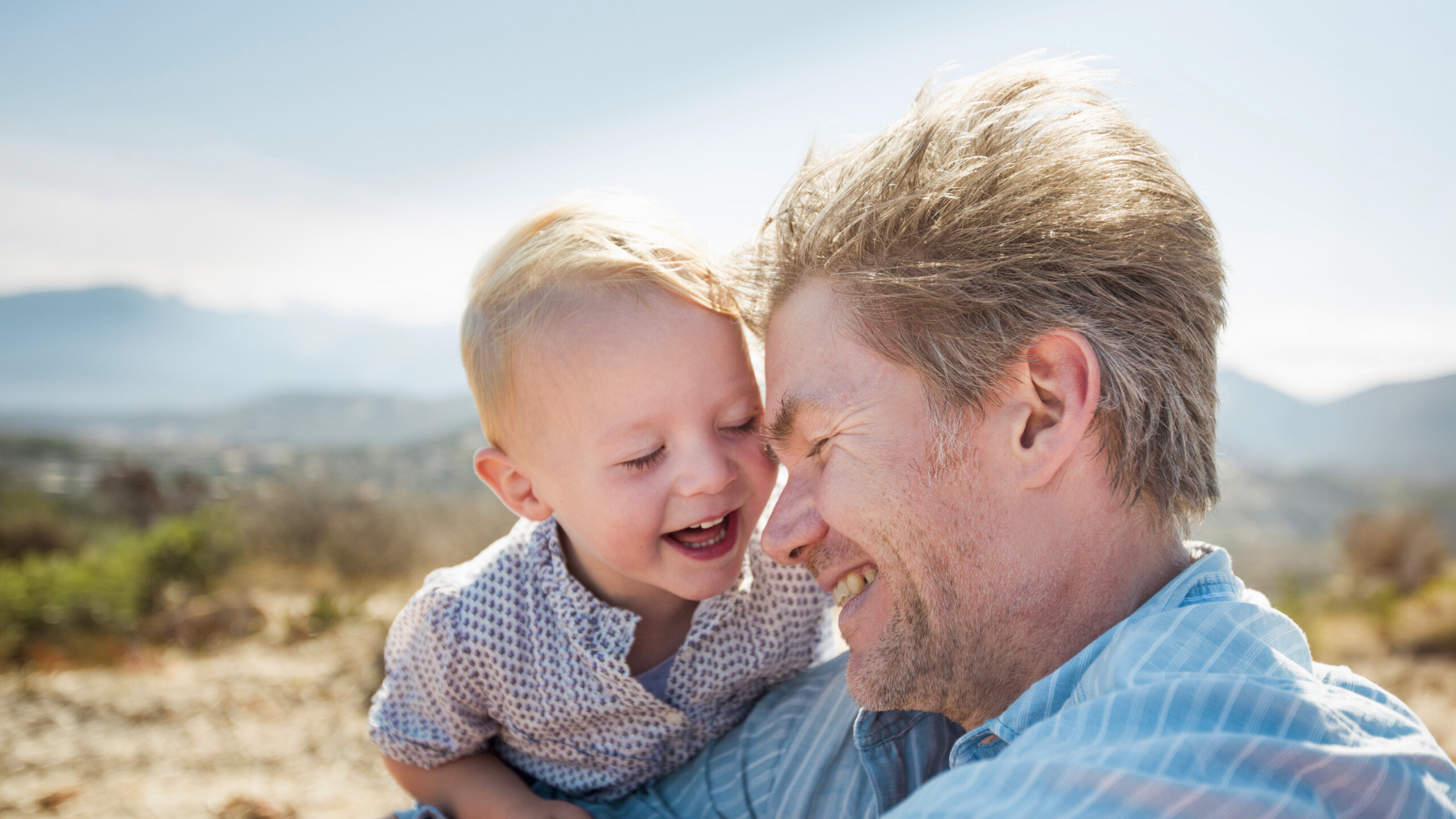 Homme calin bébé