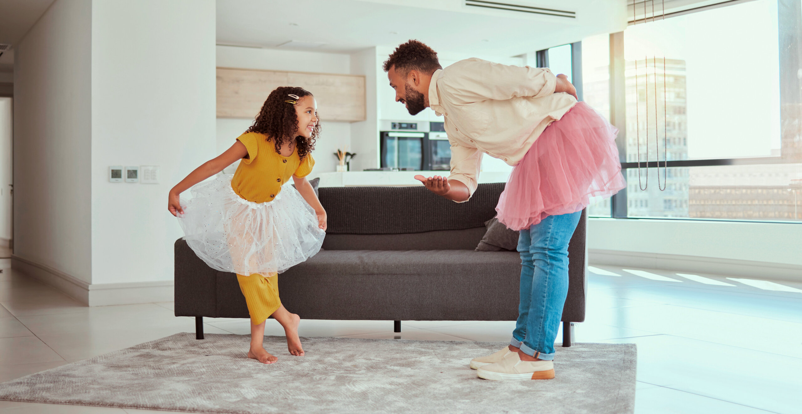 Père et sa fille qui dansent en tutus