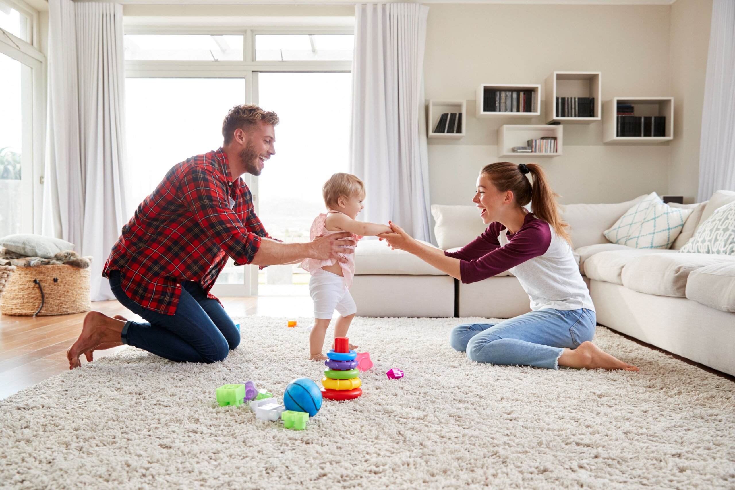 Parents jouant avec leur bébé dans le salon