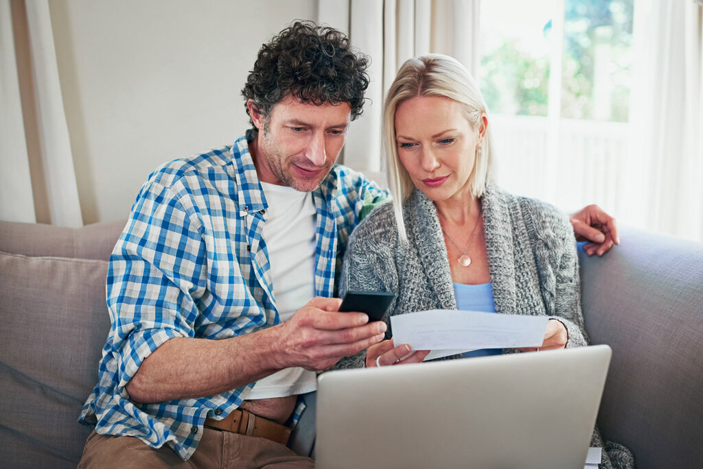 Couple devant un ordinateur portable