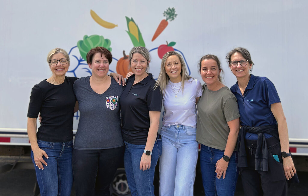 Les employés de Kaleido souriant devant un camion