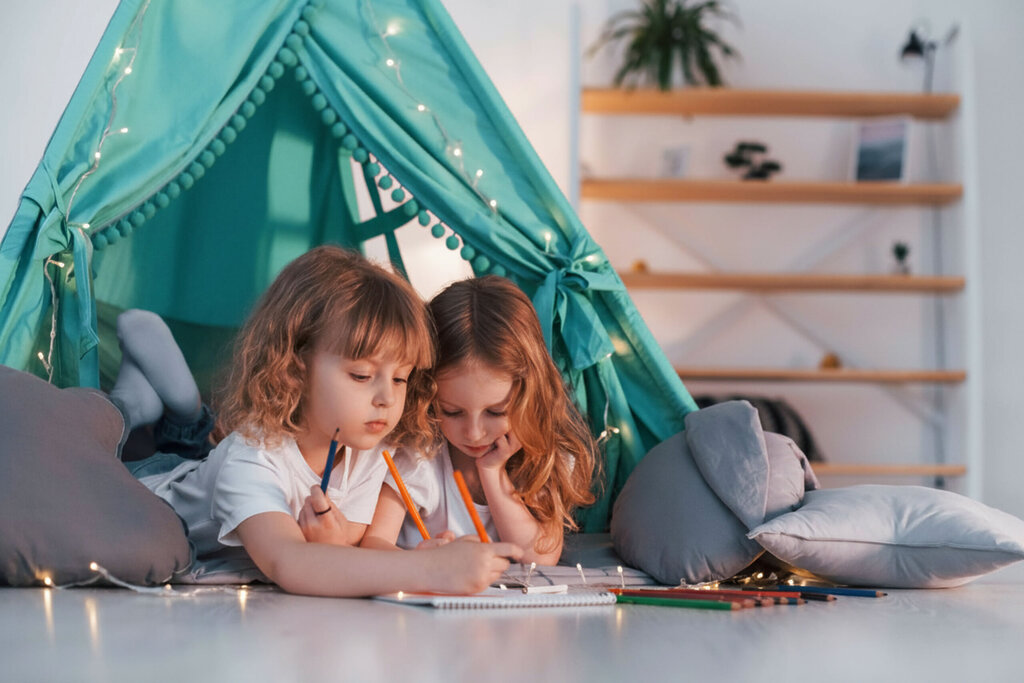 Deux enfants devant un livre
