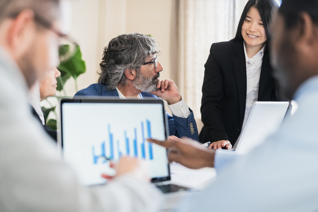 Groupes de professionnels en plein travail