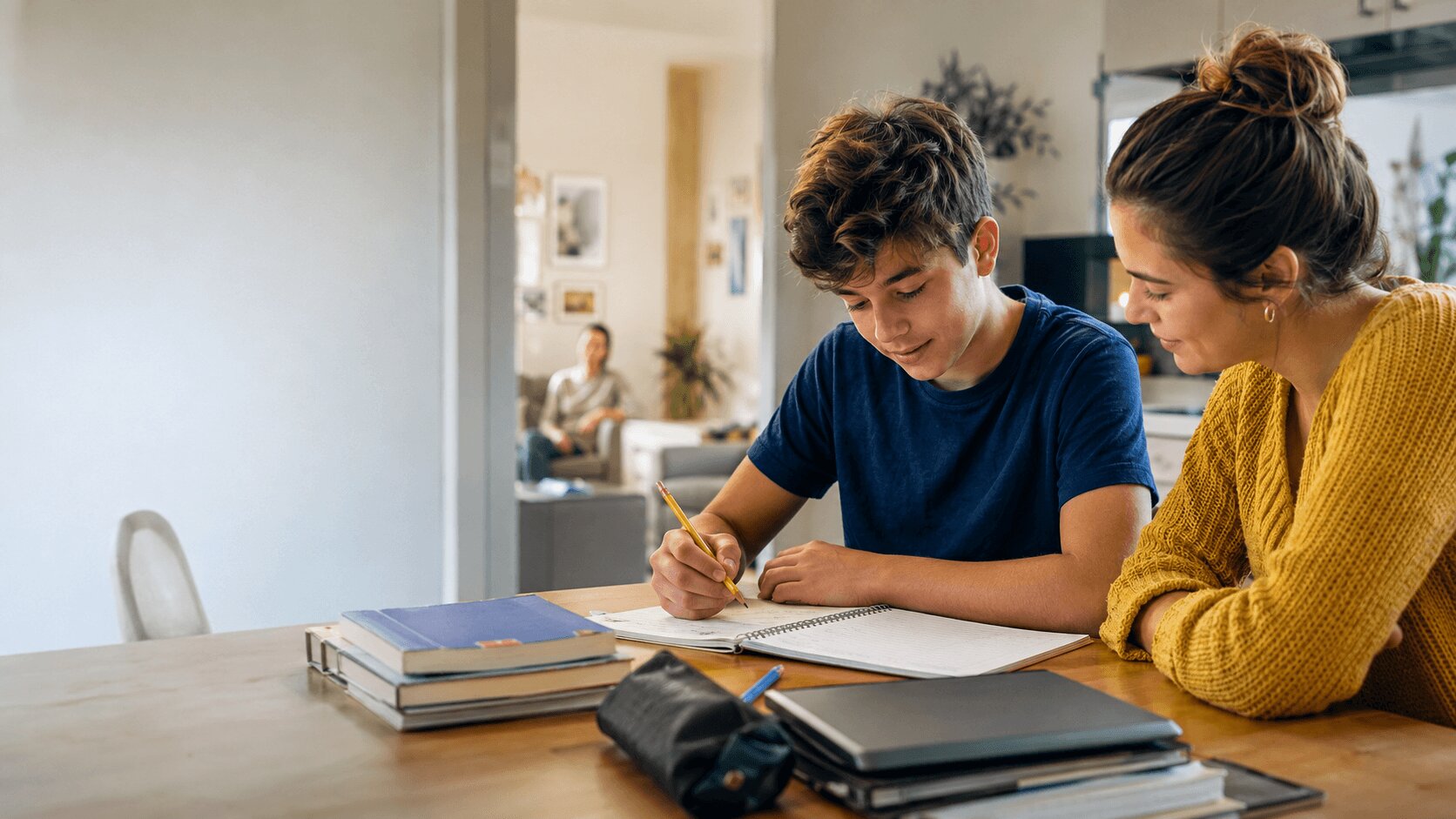 Parent accompagnant son enfant dans ses devoirs pour combattre la démotivation scolaire au Québec